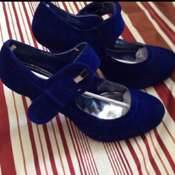 Suede like royal blue pump w/sliver bar on buckle - Picture 2 of 4